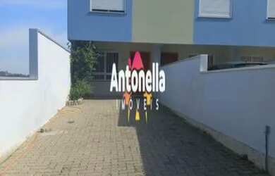 Imagem: A casa possui 2 Dormitórios, 1 Banheiro, 2 Vagas na garagem