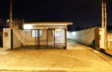 Imagem: A casa possui 2 Dormitórios, 1 Banheiro, 2 Vagas na garagem