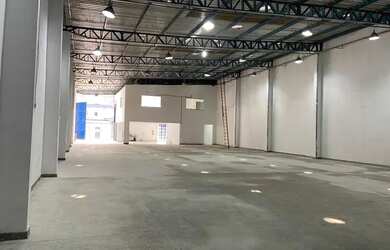 Imagem: O depósito possui 5 Vagas na garagem, 700m² de Área e está