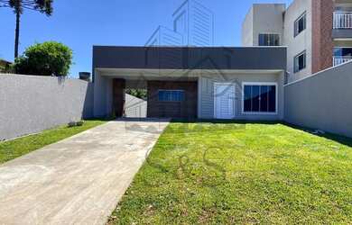 Imagem: A casa possui 3 Dormitórios, 3 Banheiros, 4 Vagas na garagem