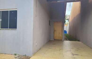 Imagem: A casa possui 3 Dormitórios, 2 Banheiros, 2 Vagas na garagem