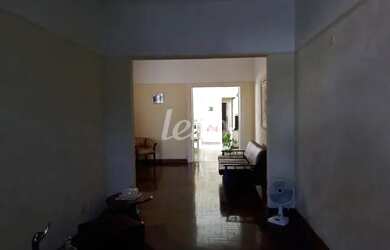 Imagem: A casa possui 2 Dormitórios, 1 Banheiro, 2 Vagas na garagem