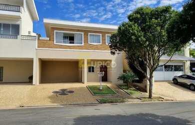 Imagem: A casa possui 2 Dormitórios, 2 Banheiros, 4 Vagas na garagem