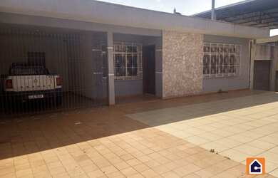 Imagem: A casa possui 3 Dormitórios, 2 Banheiros, 5 Vagas na garagem