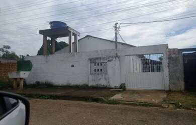 Imagem: A casa possui 3 Dormitórios, 3 Banheiros e 2 Vagas na garagem