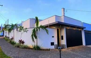 Imagem: A casa possui 3 Dormitórios, 2 Banheiros e está localizado