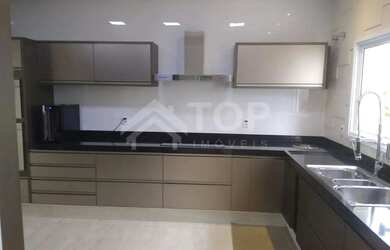 Imagem 10: A casa possui irrigação automática, cortina elétrica, portas dos quartos...