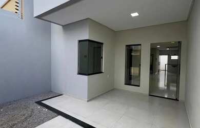 Imagem: A casa possui 3 Dormitórios, 2 Banheiros, 1 Vaga na garagem