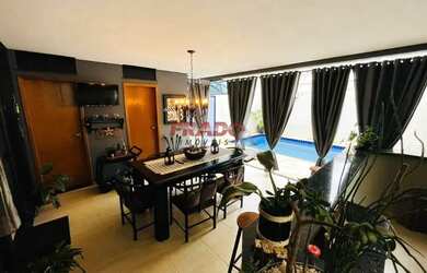 Imagem: A casa possui 4 Dormitórios, 4 Banheiros, 5 Vagas na garagem