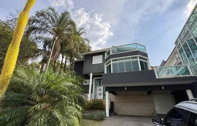 Imagem: A casa em condomínio possui 4 Dormitórios, 5 Banheiros, 4