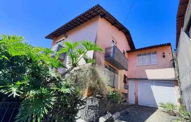 Imagem: A casa possui 4 Dormitórios, 4 Banheiros, 3 Vagas na garagem