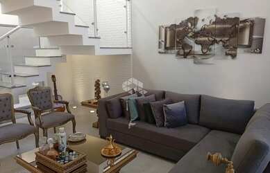 Imagem: A casa possui 3 Dormitórios, 3 Banheiros, 2 Vagas na garagem