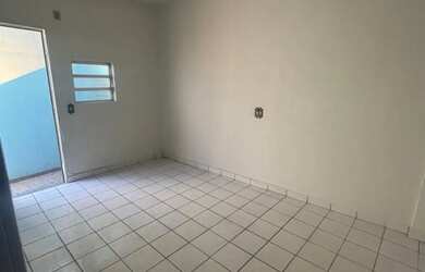 Imagem: A casa possui 2 Dormitórios, 1 Banheiro e está localizado