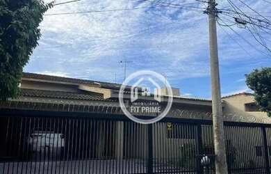 Imagem: A casa possui 3 Dormitórios, 5 Banheiros, 4 Vagas na garagem