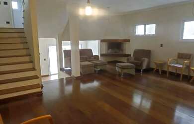 Imagem: A casa em condomínio e possui 4 Dormitórios, 3 Banheiros