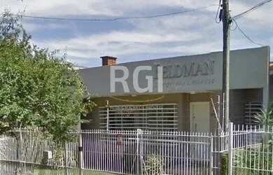 Imagem: A casa possui 4 Dormitórios, 2 Banheiros, 1 Vaga na garagem