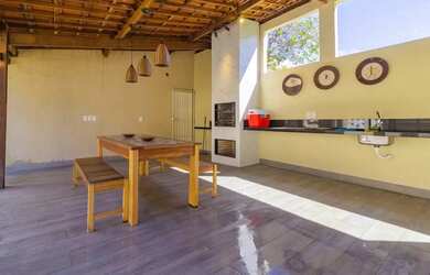 Imagem: A casa possui 4 Dormitórios, Acomodam 12 pessoas, 3 Vagas na