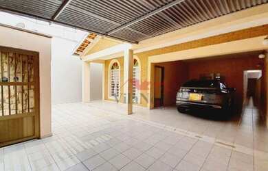 Imagem: A casa possui 3 Dormitórios, 4 Banheiros, 3 Vagas na garagem