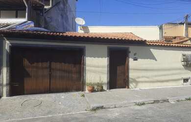 Imagem: A casa possui 3 Dormitórios, 2 Banheiros, 3 Vagas na garagem