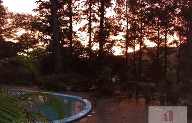 Imagem: A casa possui 3 Dormitórios, 3 Banheiros, 3 Vagas na garagem