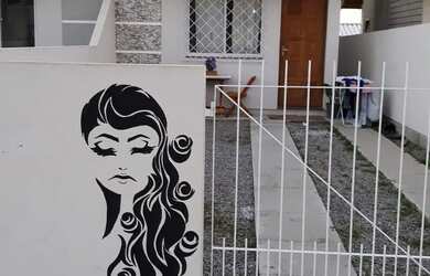 Imagem: A casa possui 3 Dormitórios, 2 Banheiros, 2 Vagas na garagem