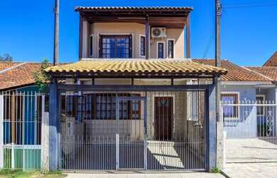 Imagem: A casa possui 3 Dormitórios, 2 Banheiros, 2 Vagas na garagem