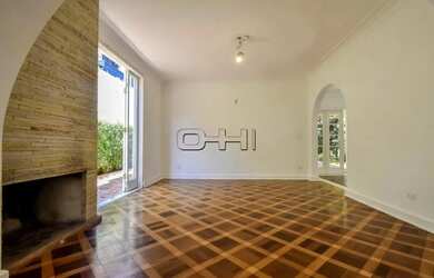 Imagem: A casa possui 3 Dormitórios, 2 Banheiros, 3 Vagas na garagem