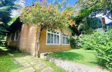 Imagem: A casa possui 3 Dormitórios, 2 Banheiros, 5 Vagas na garagem