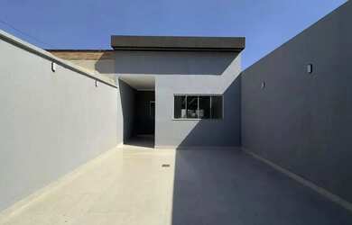 Imagem: A casa possui 2 Dormitórios, 2 Banheiros, 2 Vagas na garagem