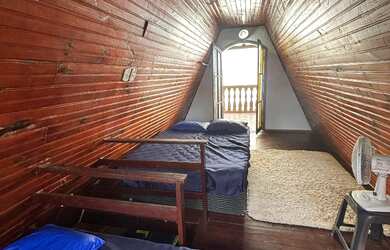 Imagem: A casa possui 1 Dormitório, Acomodam 6 pessoas, 1 Vaga na garagem