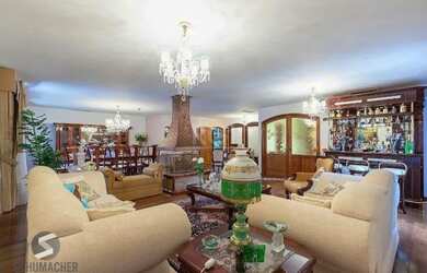 Imagem: A casa possui 4 Dormitórios, 5 Banheiros, 4 Vagas na garagem