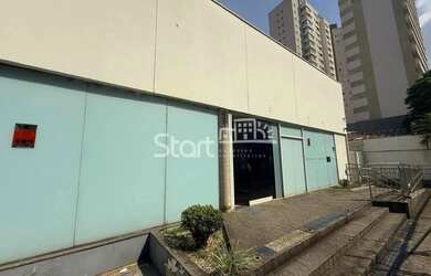 Imagem: O depósito para alugar possui 5 Vagas na garagem e 392m² de