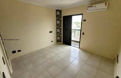 Imagem: O apartamento possui 4 Dormitórios, 1 Banheiro, 4 Vagas na