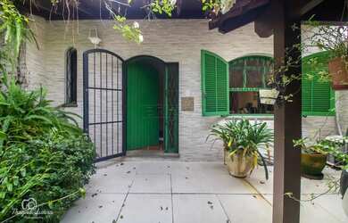 Imagem: A casa possui 3 Dormitórios, 3 Banheiros, 2 Vagas na garagem