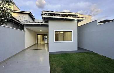 Imagem: A casa possui 3 Dormitórios, 3 Banheiros, 2 Vagas na garagem