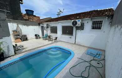 Imagem: A casa possui 2 Dormitórios, 1 Banheiro, 3 Vagas na garagem