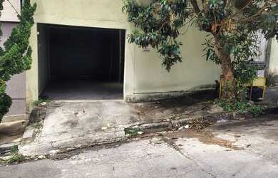 Imagem: A casa possui 2 Dormitórios, 1 Banheiro, 5 Vagas na garagem