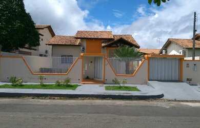 Imagem: A casa possui 3 Dormitórios e 1 Vaga na garagem e está localizado