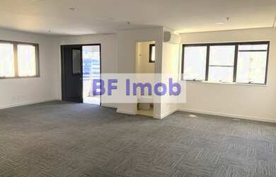 Imagem: O depósito possui 1 Vaga na garagem, 47m² de Área e está