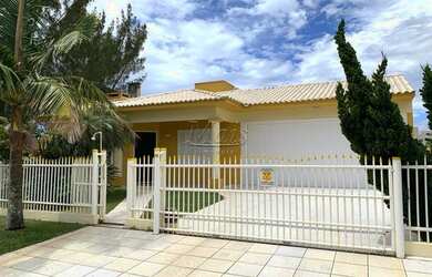 Imagem: A casa possui 4 Dormitórios, 4 Banheiros, 2 Vagas na garagem