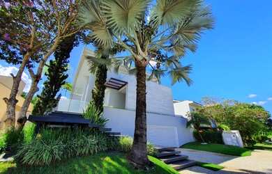 Imagem: A casa em condomínio possui 4 Dormitórios, 5 Banheiros, 4