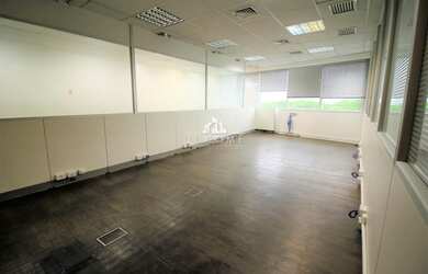 Imagem: O depósito possui 5 Vagas na garagem, 185m² de Área e está