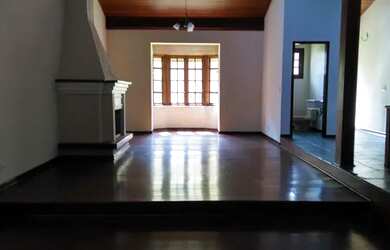 Imagem: A casa possui 3 Dormitórios, 3 Banheiros, 4 Vagas na garagem