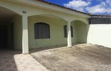 Imagem: A casa possui 3 Dormitórios, 2 Banheiros, 2 Vagas na garagem