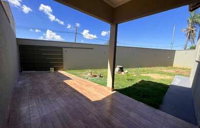 Imagem: A casa possui 2 Dormitórios, 2 Banheiros, 2 Vagas na garagem