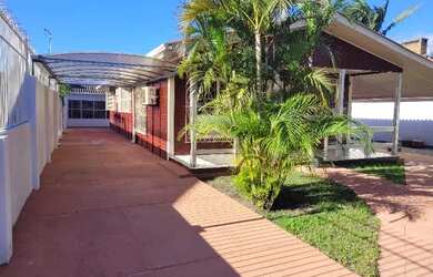 Imagem: A casa e possui 4 Dormitórios, Suítes, 3 Banheiros, 5 Vagas