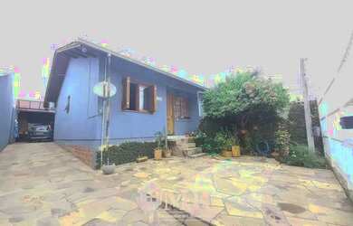 Imagem: A casa possui 3 Dormitórios, 2 Banheiros, 5 Vagas na garagem