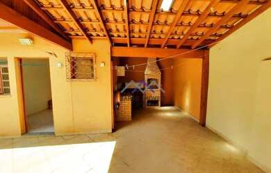 Imagem: A casa possui 3 Dormitórios, 1 Banheiro, 2 Vagas na garagem