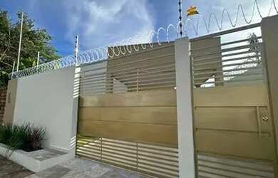 Imagem: A casa possui 3 Dormitórios, 2 Banheiros, 3 Vagas na garagem