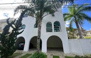 Imagem: A casa em condomínio possui 4 Dormitórios, 4 Banheiros, 5